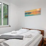 Between Lakes Apartment *