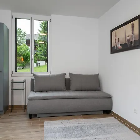 Between Lakes アパート